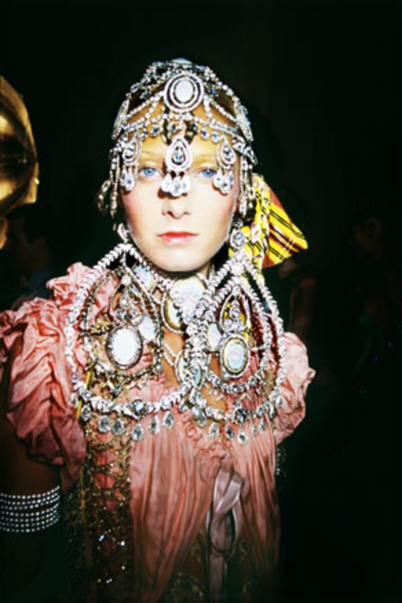 galleries/2009/12/18/backstage-dior/dior-13_sm8cs6