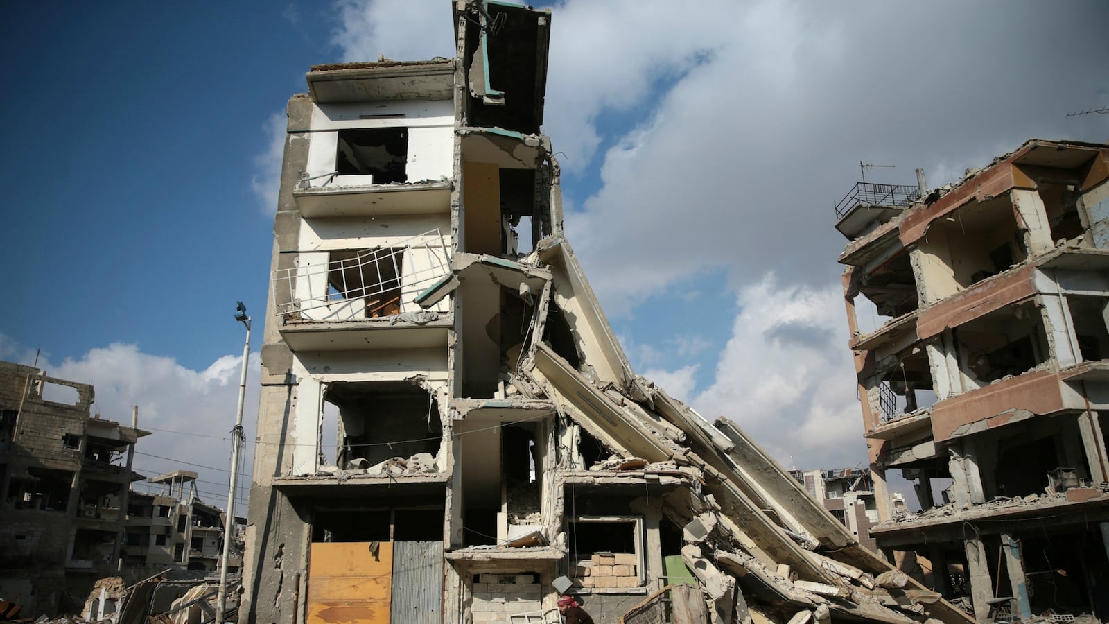 cheats/2016/12/31/syrian-activists-say-fighting-continues-despite-truce/161231-damascus-fighting-rebels-cheat_zbqjax