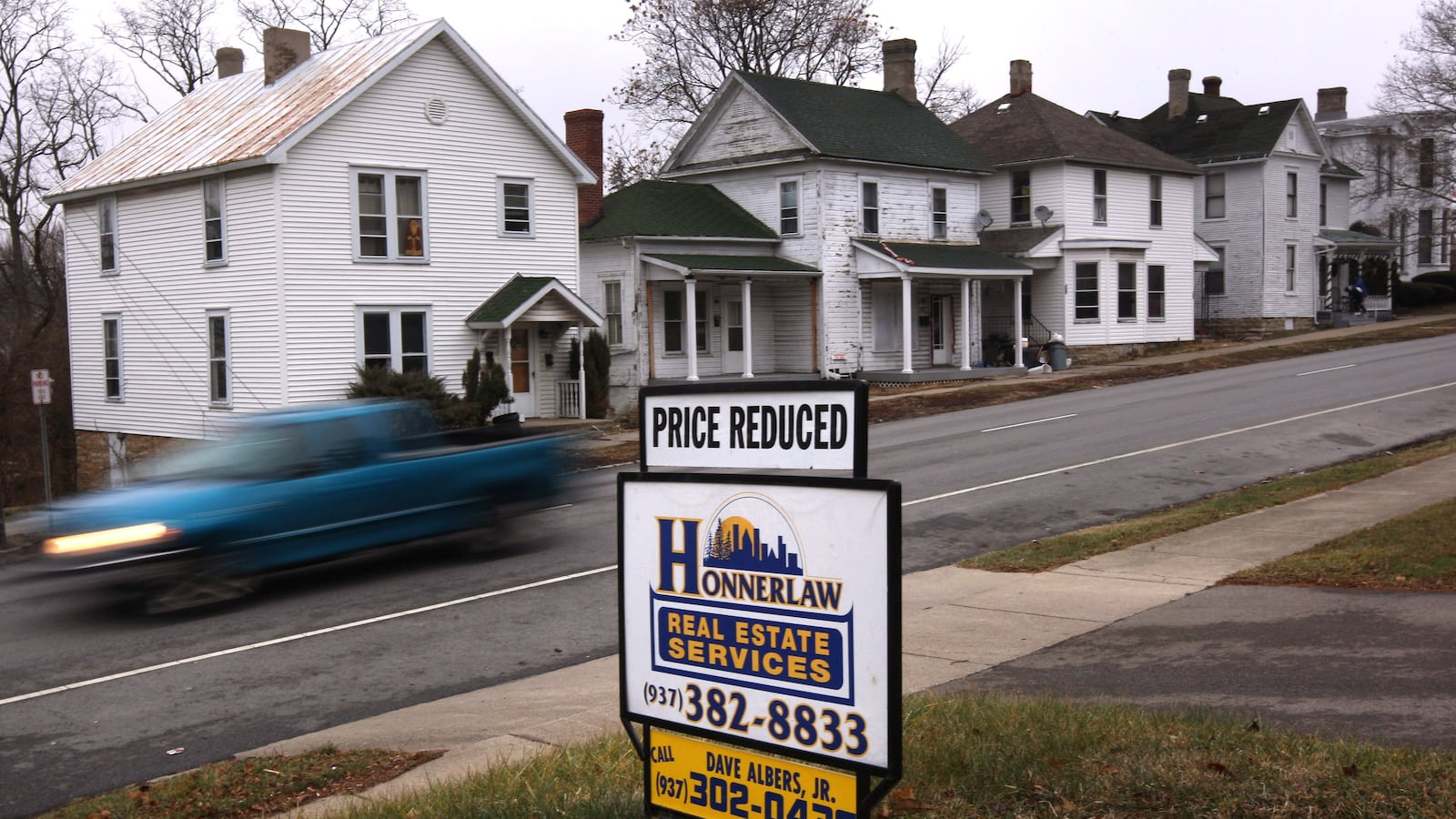 WILMINGTON, OH - DECEMBER 20: A real estate sign sits in front of an empty house December 20, 2008 in Wilmington, Ohio. With major employers DHL and ABX laying off between 7,000 - 10,000 workers, property prices have plummeted in the small town. (Photo by John Moore/Getty Images)