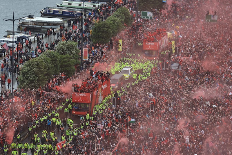 LIVERPOOL, ENGLAND - MAY 26: A general view as the team bus passes through fans in celebration during the Liverpool Trophy Parade on May 26, 2025 in Liverpool, England. (Photo by Jess Hornby/Getty Images)