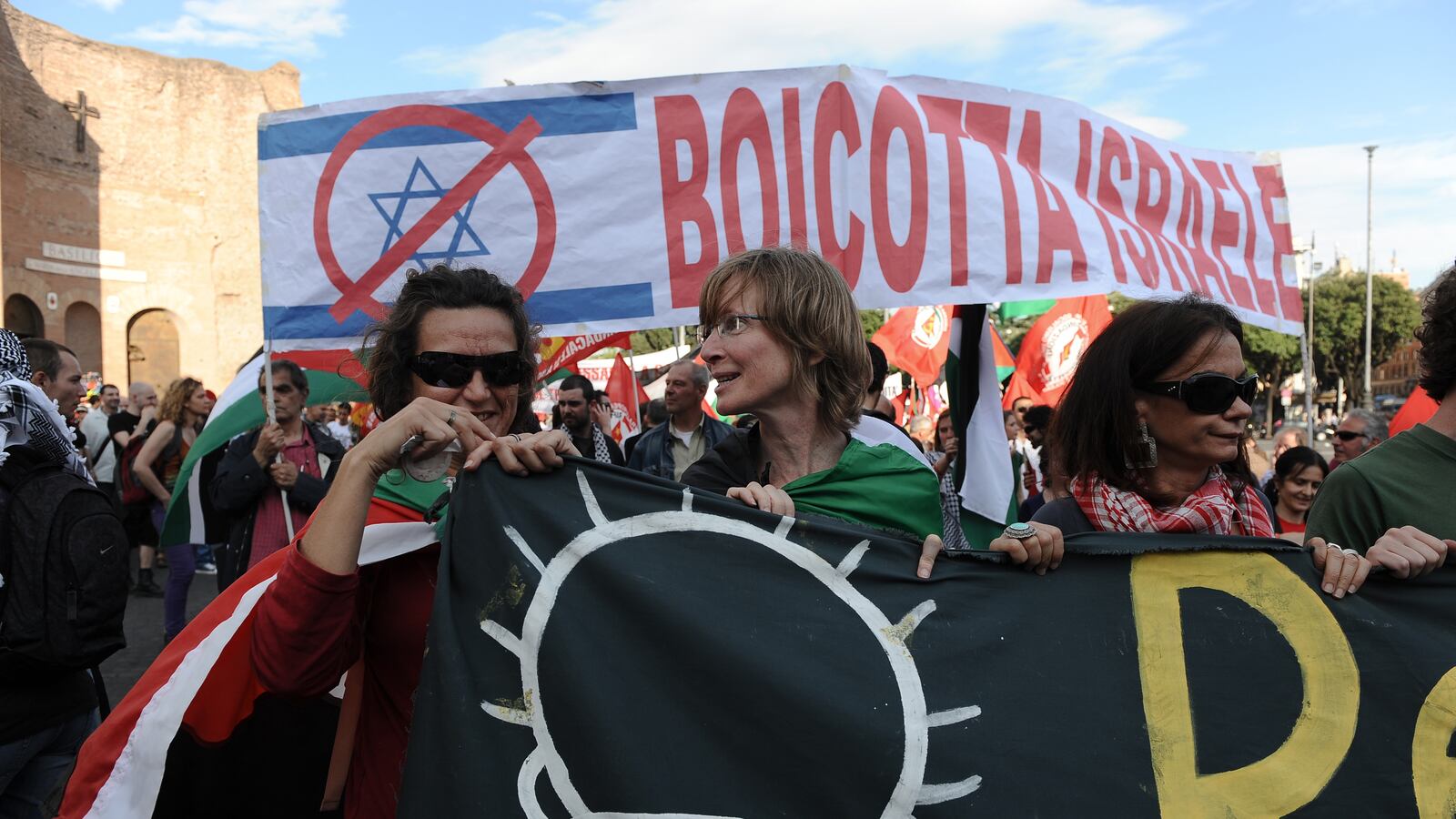 articles/2013/10/17/who-s-afraid-of-the-right-of-return-a-response-to-kathleen-peratis-on-bds/OZ_boycott_israel_rome_demo_thdpik