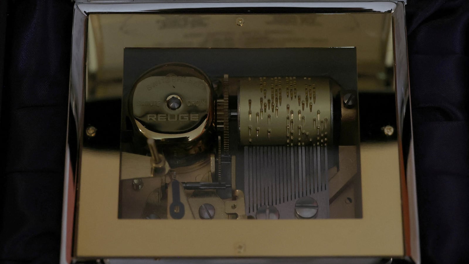 2022-06-09T113701Z_1834068264_RC2YMU9W5W2L_RTRMADP_3_BRITAIN-ROYALS-GIFT_mpevc3