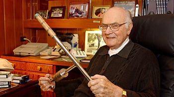 cheats/2011/03/28/super-glue-inventor-harry-coover-dies/harry-coover_wngwz7