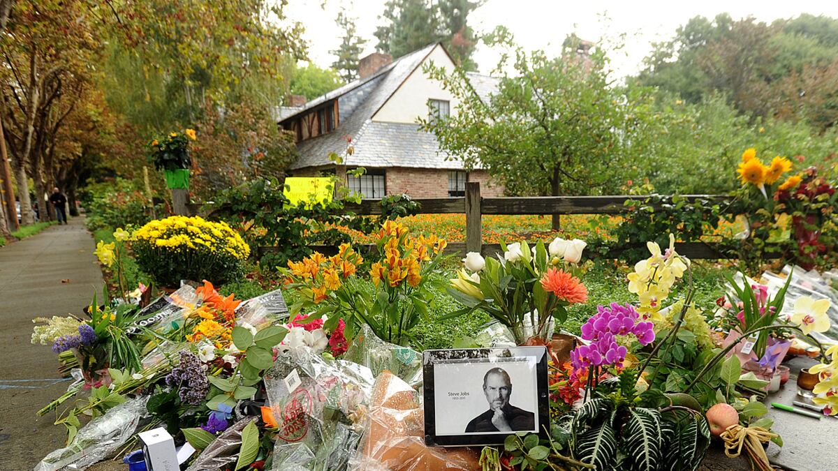 cheats/2011/10/08/jobs-biography-to-be-biopic/steve-jobs-memorials-cheat-box_zahgw5