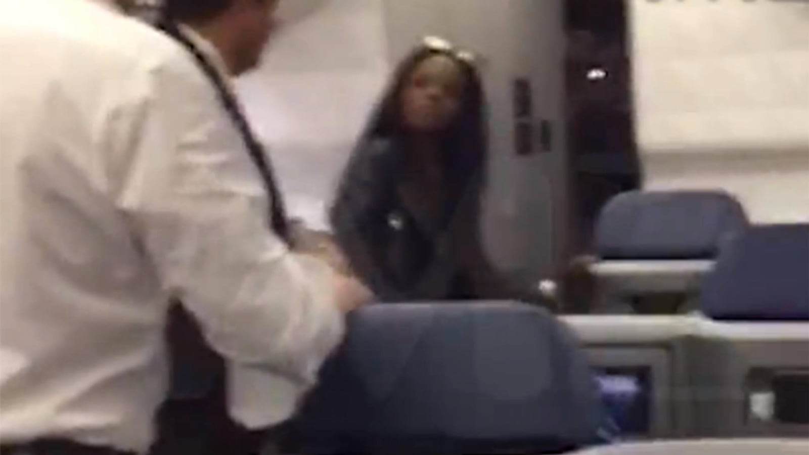 cheats/2015/09/22/azealia-banks-calls-flight-attendent-faggot/150922-banks-delta-cheat_xrqs1e