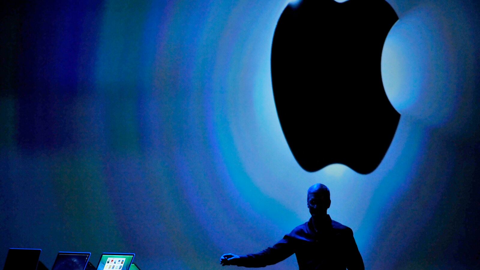 articles/2013/11/12/why-apple-s-itunes-radio-isn-t-a-threat-to-pandora-or-spotify-yet/131111-Coleman-digital-services_deqk6x