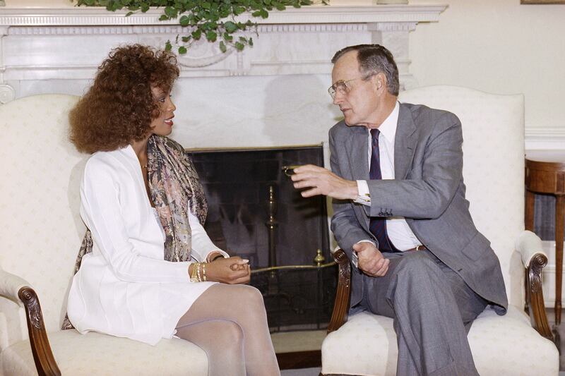 galleries/2012/02/11/whitney-houston-dies-at-48-photos/whitney-houston-george-bush_t5wbjz