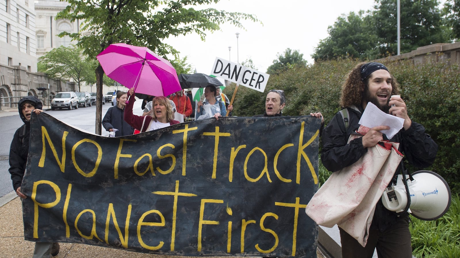 articles/2015/06/24/how-obama-can-heal-the-democrats-split-on-trade/150623-alter-tpp-tease_i4uaku