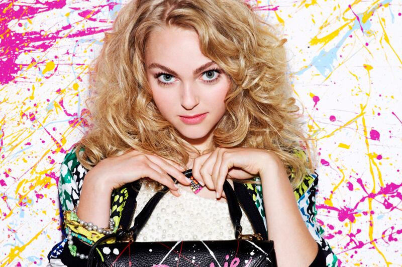 articles/2013/01/14/the-carrie-diaries-annasophia-robb-on-the-sex-and-the-city-prequel/130114-klassen-carrie-robb-interview-tease_thrtnd