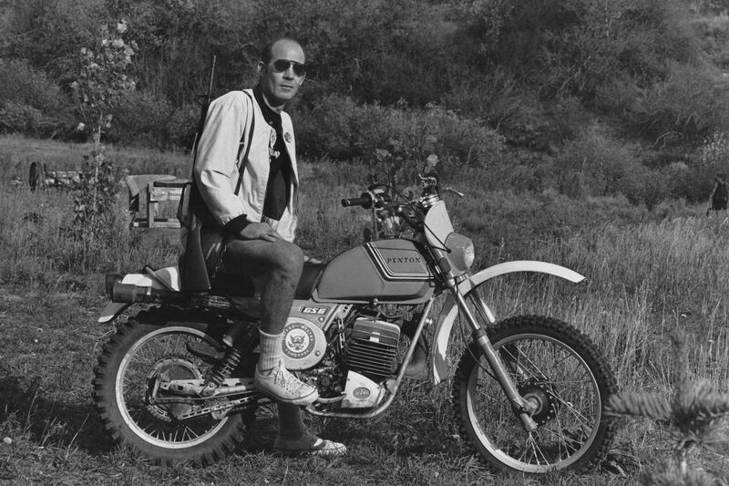 articles/2016/07/11/you-too-can-dress-like-hunter-thompson/160710-joiner-thompson2-embed_gvzqwd