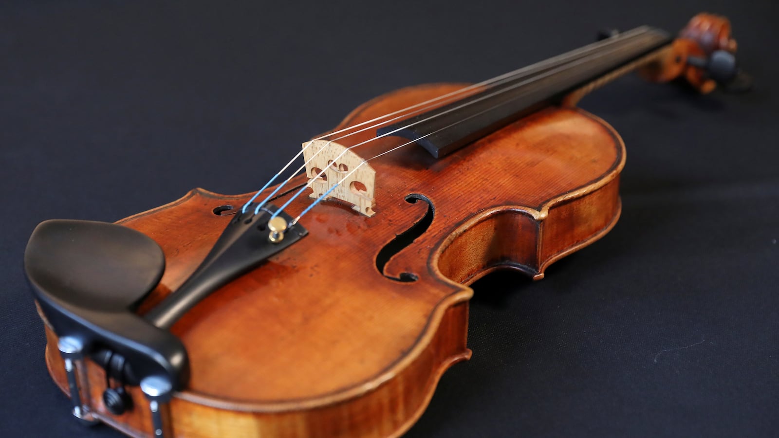 2017-03-14T120000Z_711388508_RC1289E1D5E0_RTRMADP_3_NEW-YORK-STRADIVARIUS-TOTENBERG_jtj4gh