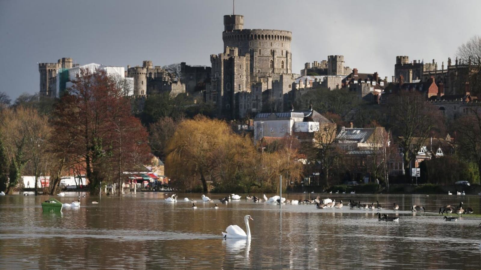 articles/2014/02/12/flood-waters-approach-windsor-castle/windsor-floods_gnio1a