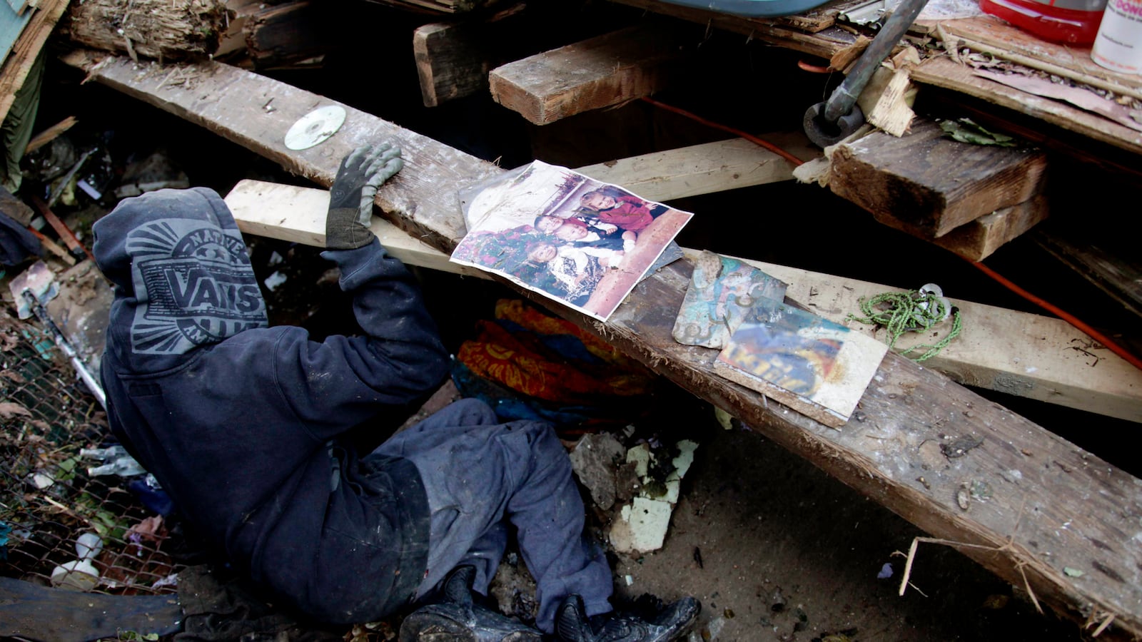 articles/2012/11/19/facebook-effort-reunites-owners-with-photos-lost-in-hurricane-sandy/sandy-photographs-strochlic_xufezi