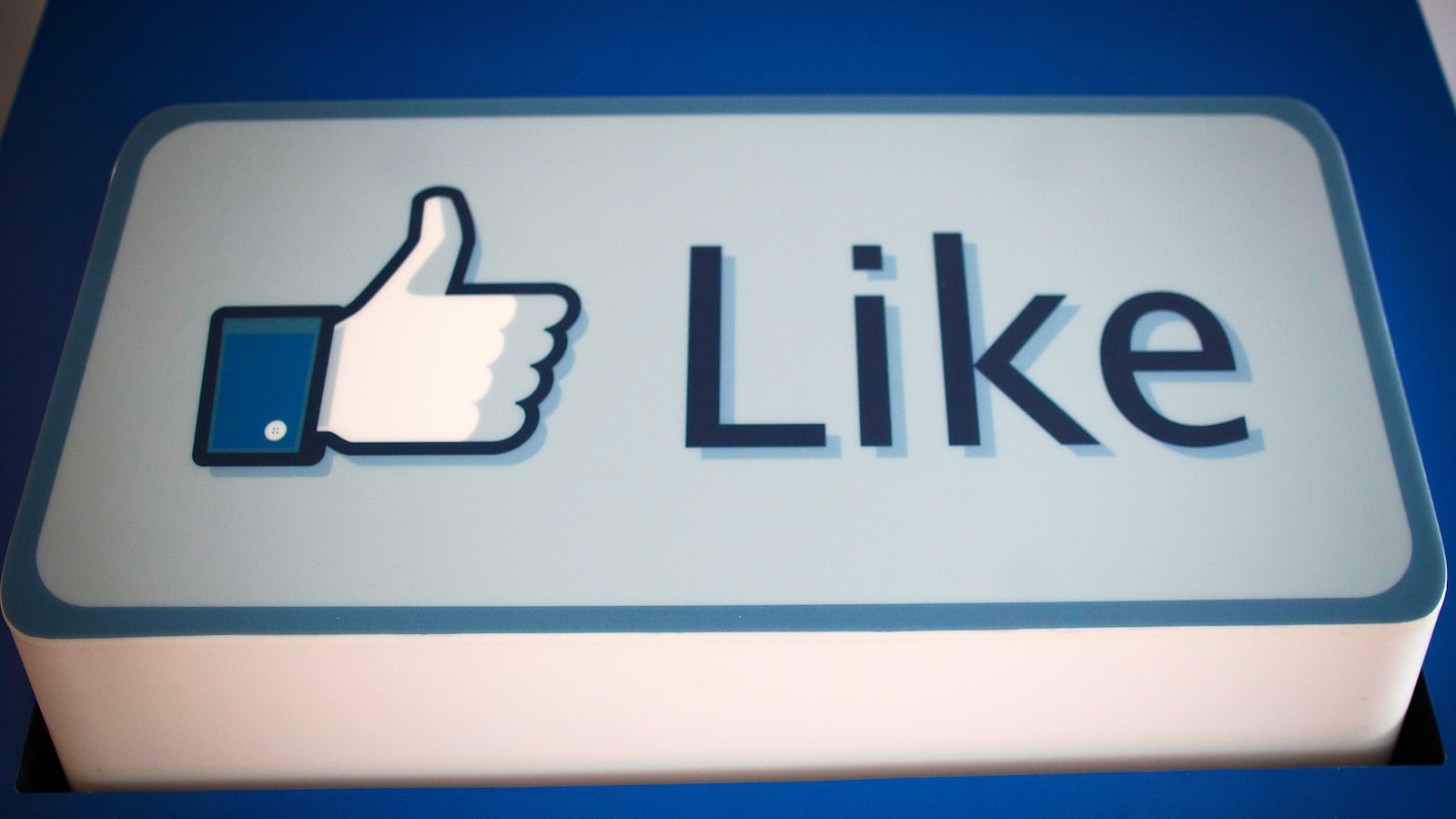 articles/2013/12/09/pope-francis-beats-royal-baby-on-facebook-in-2013/131209-ries-facebook-tease_yul4tn