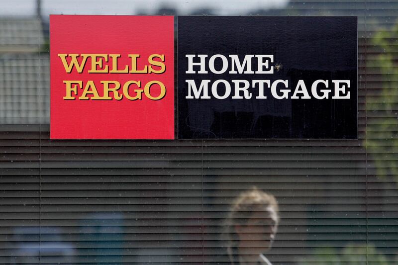 articles/2012/10/12/jpmorgan-wells-fargo-and-homeowners-profit-with-help-from-the-fed/banks-home-mortgages-zeitlin_z4jjju