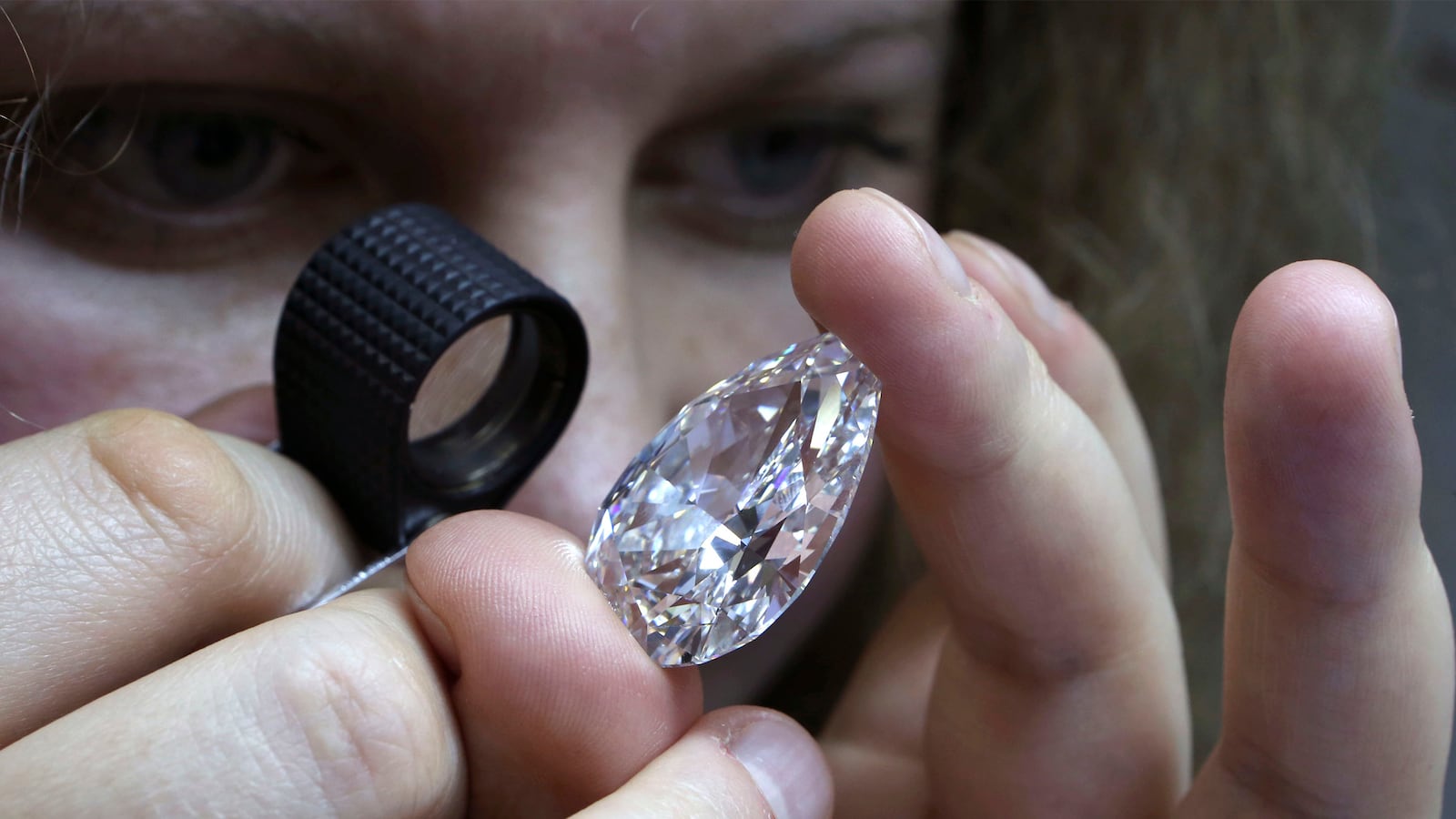 cheats/2015/08/27/66-pounds-of-diamonds-vanish-in-russia/150827-russia-diamonds-cheat_guzye3