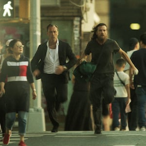 Jude Law as Jake, Jason Bateman as Vince in Black Rabbit.