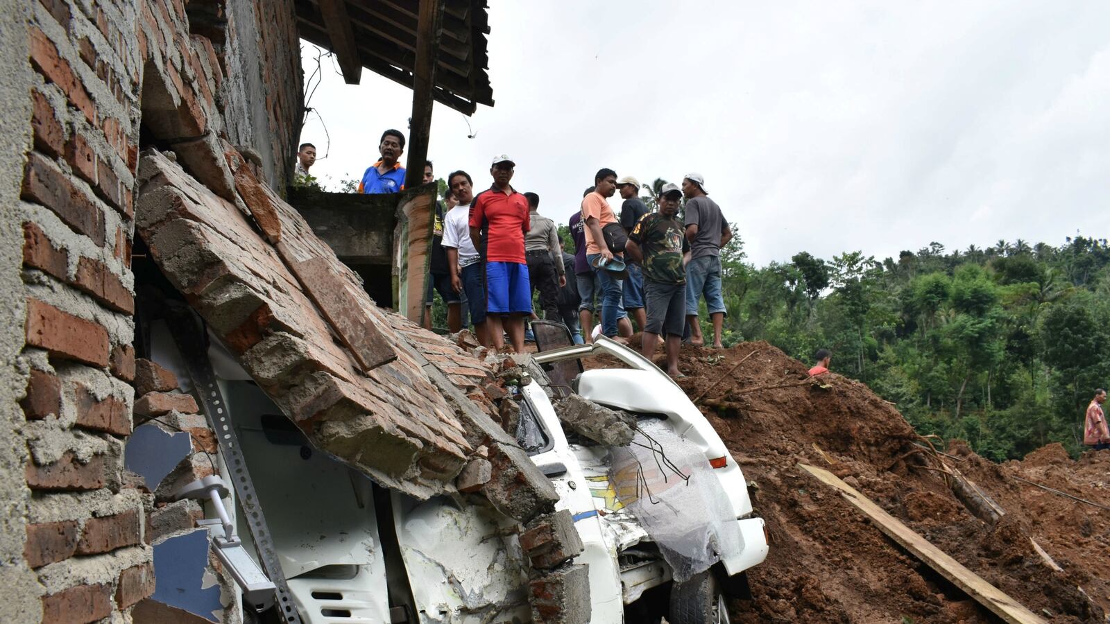 cheats/2017/04/01/at-least-92-killed-in-colombia-landslides/170401-indonesia-landslide-dozens-missing-cheat_m3s9cr