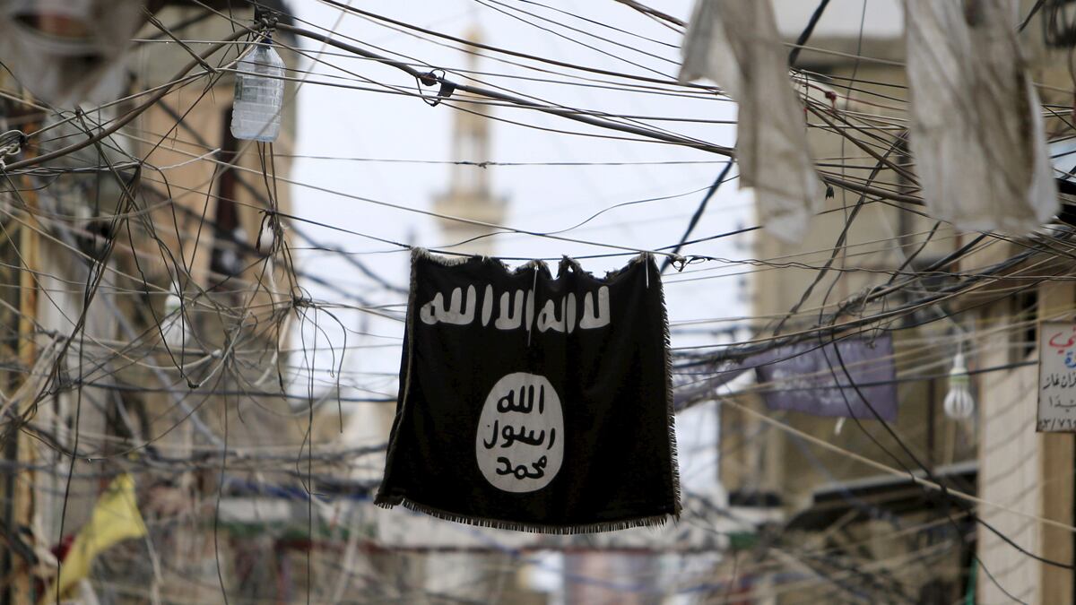 cheats/2016/08/30/report-isis-buried-thousands-in-72-mass-graves/160830-isis-mass-graves-cheat_o5ttnz