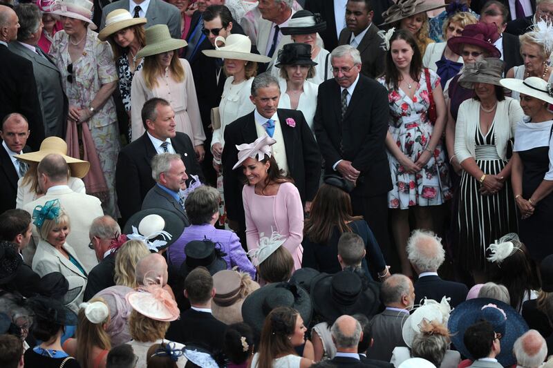 articles/2012/05/29/kate-pretty-in-pink-at-first-garden-party/kate-garden2_kafyne