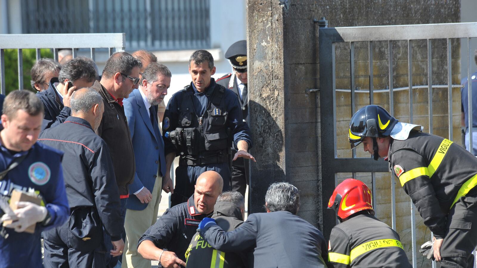 cheats/2012/05/19/italian-girls-school-bombed/italy-school-bombing-cheat_qj5i0y