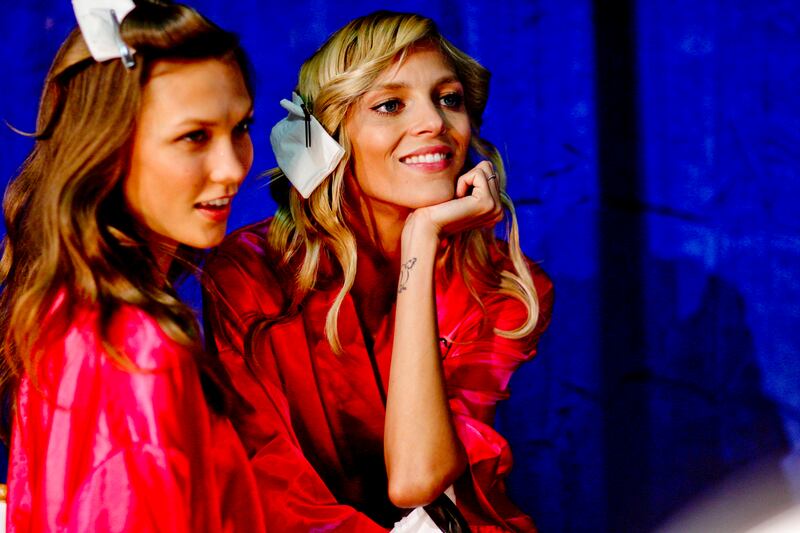 galleries/2011/11/10/backstage-at-the-2011-victoria-s-secret-fashion-show-photos/victorias-secret-tachman44_uagdyu