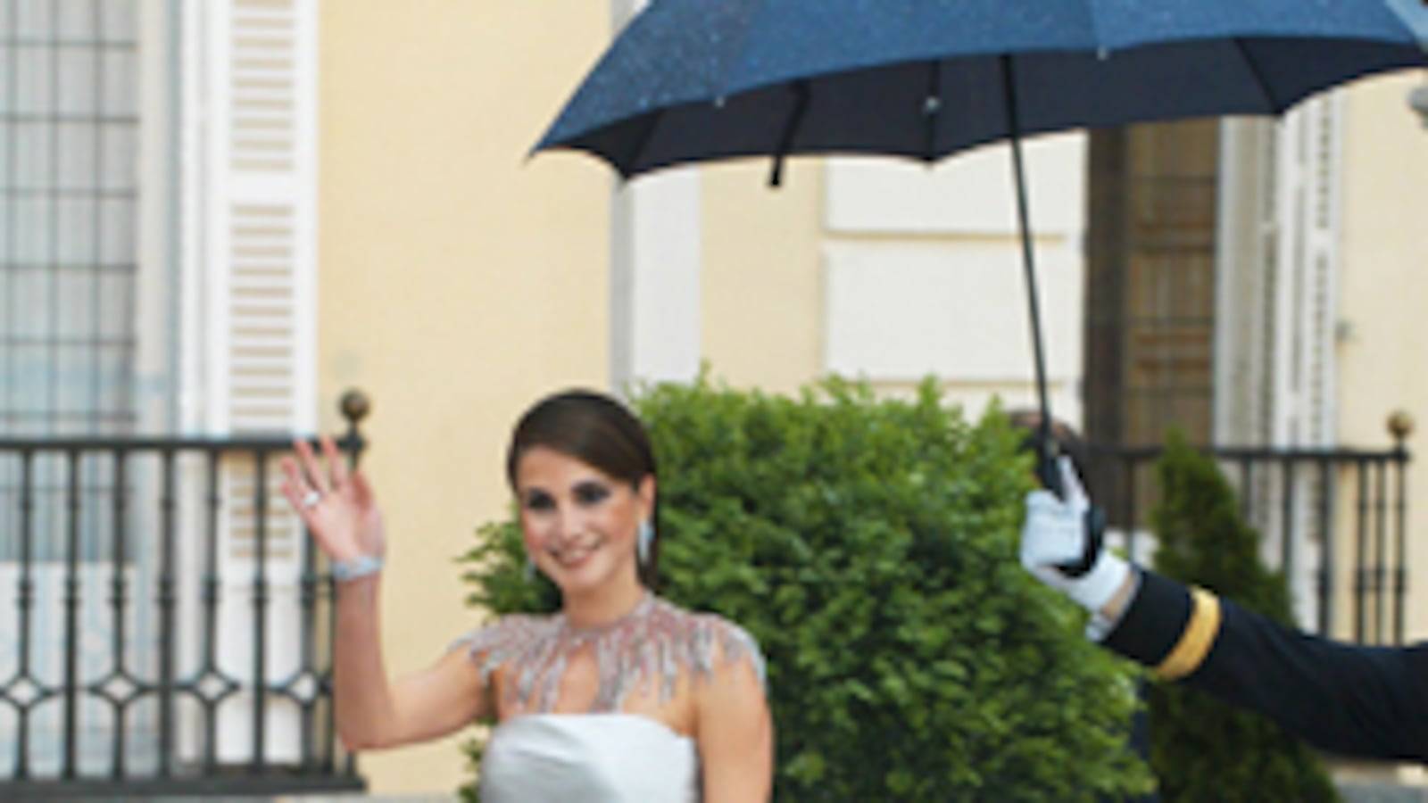 articles/2009/03/11/first-lady-fashion-showdown/fashionable-first-ladies---queen-rania_m6qe4v