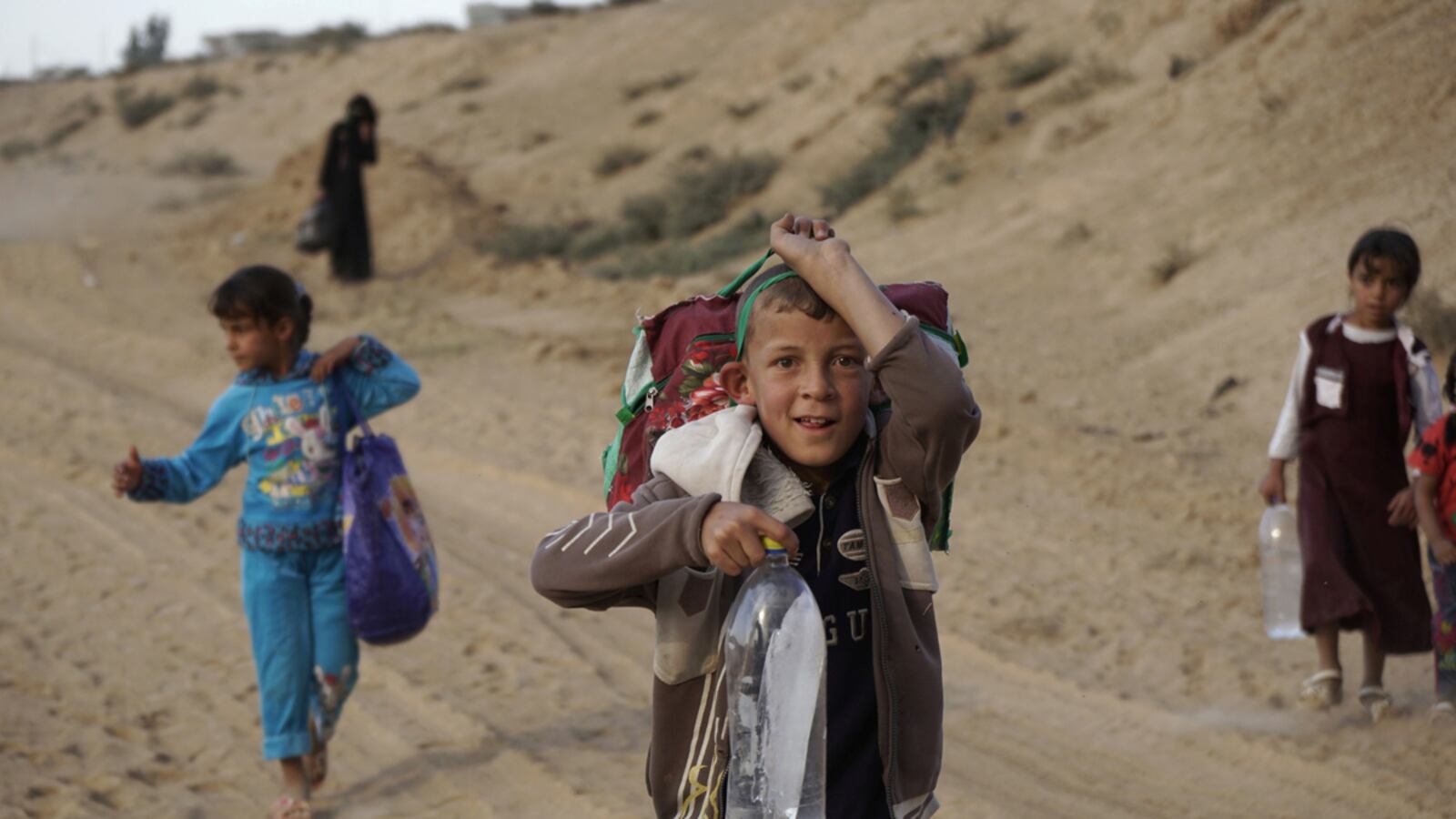 cheats/2016/10/19/900-civilians-flee-mosul-ahead-of-battle/161019-mosul-civilians-flee-cheat_ptrrtt