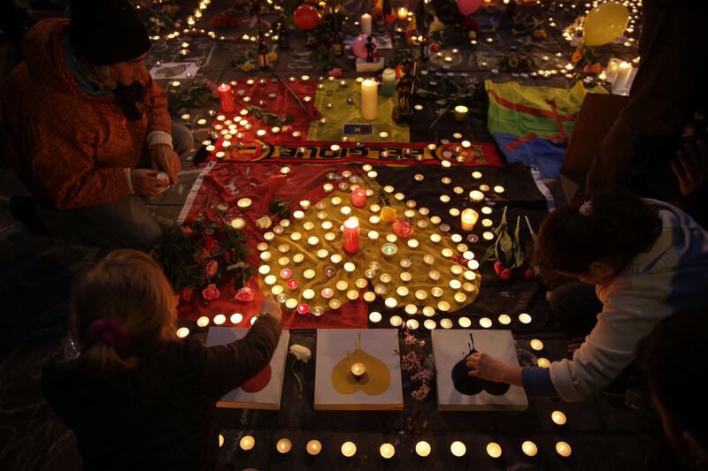 galleries/2016/03/23/the-world-mourns-with-belgium-photos/160323-belgium-mourns2_vgnigr