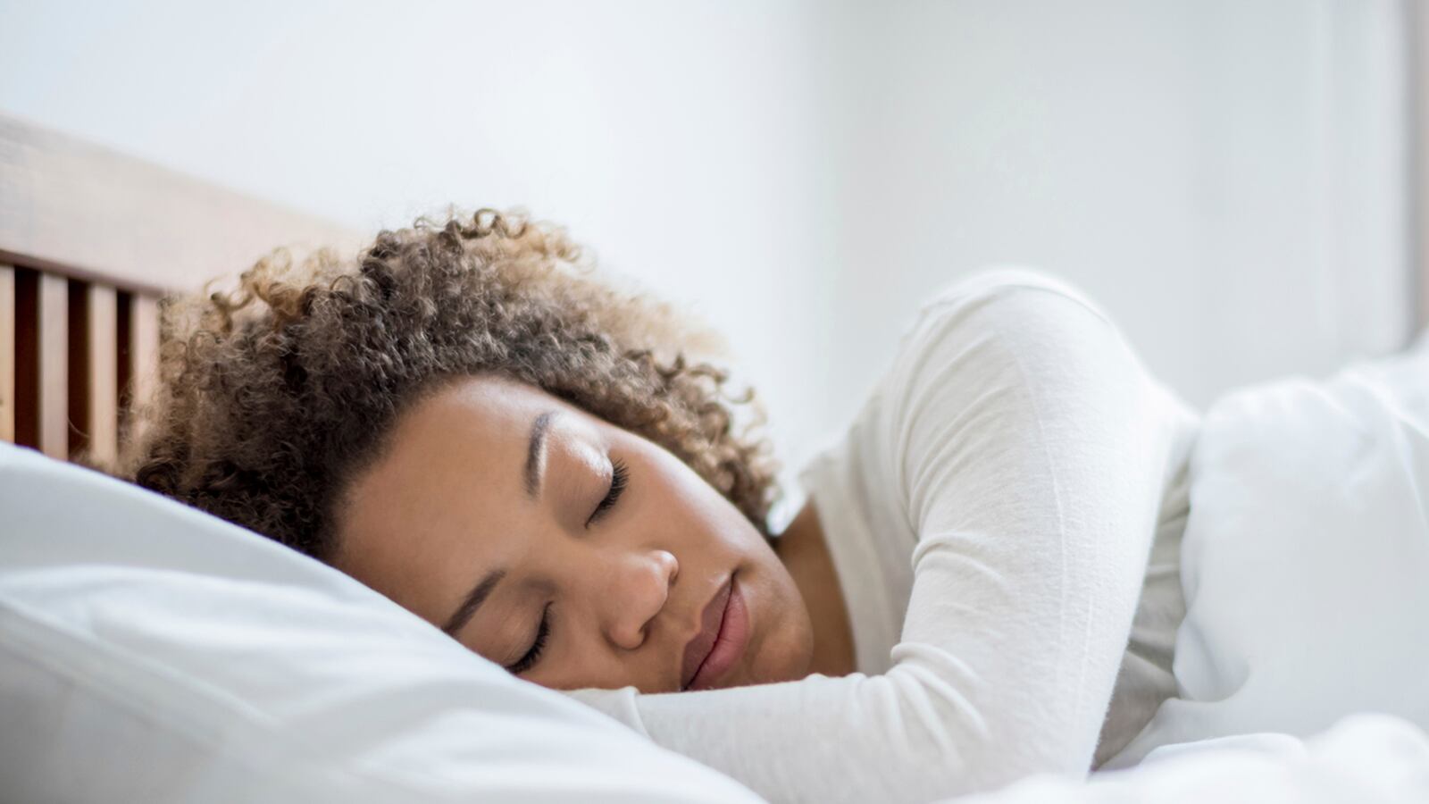 articles/2016/11/09/40-minutes-of-lucid-dreaming/161104-dailyburn-lucid-dreams-tease_lyuwfr