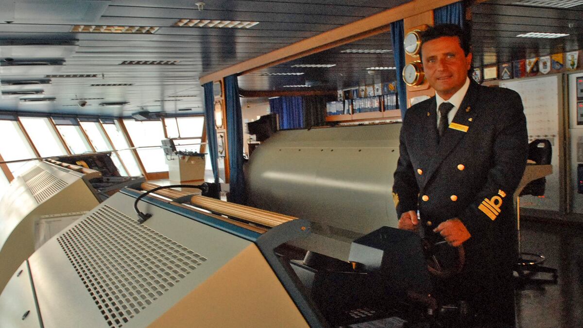 articles/2012/01/17/costa-concordia-captain-begged-not-to-go-back-aboard-sinking-ship/costa-captain-cruise-ship-nadeau_zcz9sc