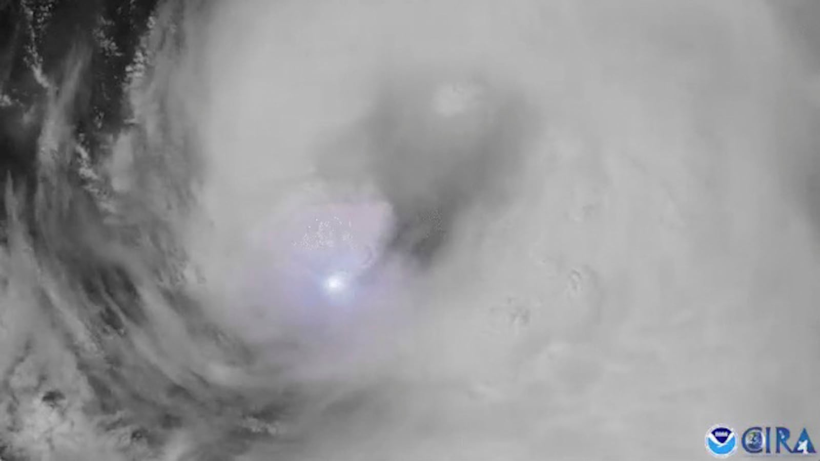 2020-08-26T024138Z_1477220032_RC2ELI9385RL_RTRMADP_3_STORM-LAURA_hcuaaq