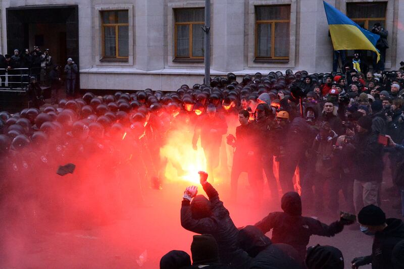 galleries/2013/12/03/ukraine-explodes-in-violence-protesters-call-for-yanukovych-to-resign-photos/131202-ukraine-protest3_lhbjh9