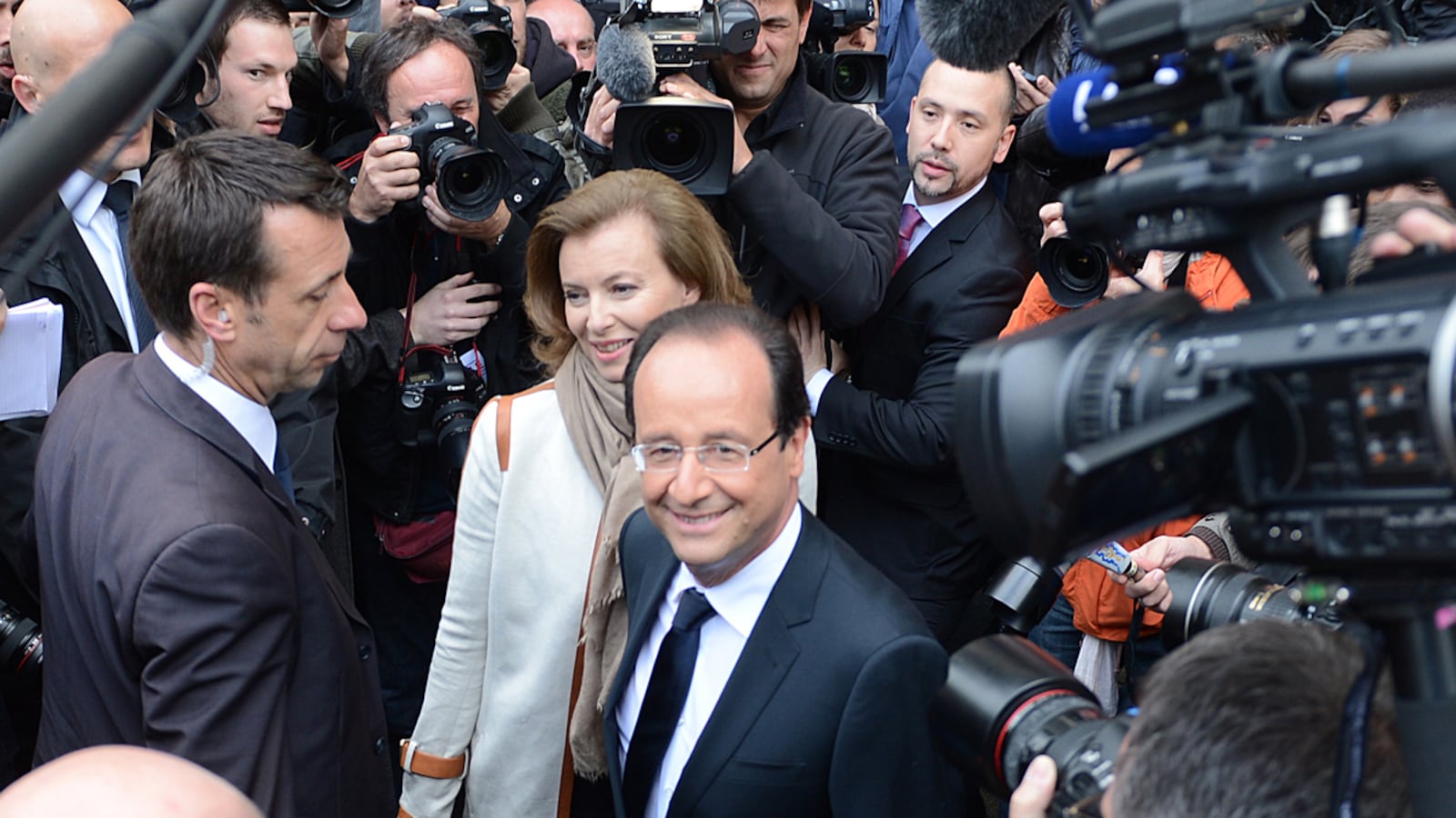 cheats/2012/05/06/hollande-leads-as-france-votes/france-election-hollande-leads-as-voting-begins-cheat_cr1nhp