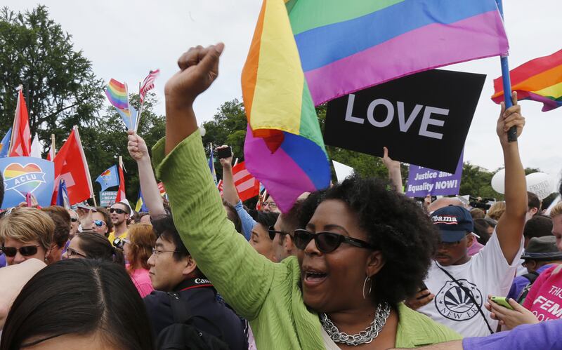 galleries/2015/06/26/scene-at-the-supreme-court-gay-marriage-photo/150626-gay-marriage-03_m8cshj