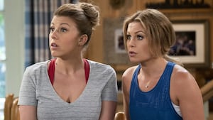 (L-R): Stephanie (Jodie Sweetin) and D.J. (Candace Cameron Bure) on "Fuller House."