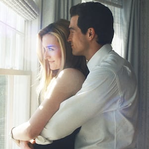 Love Story: John F. Kennedy Jr. & Carolyn Bessette -- Pictured: (l-r) Sarah Pidgeon as Carolyn Bessette Kennedy, Paul Kelly as John F. Kennedy Jr.
