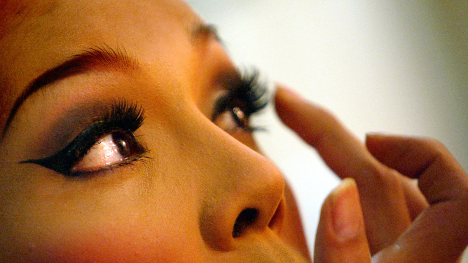 articles/2014/12/27/inside-a-finishing-school-for-transwomen/141226-adarlo-drag-queens-tease_l7v7xu