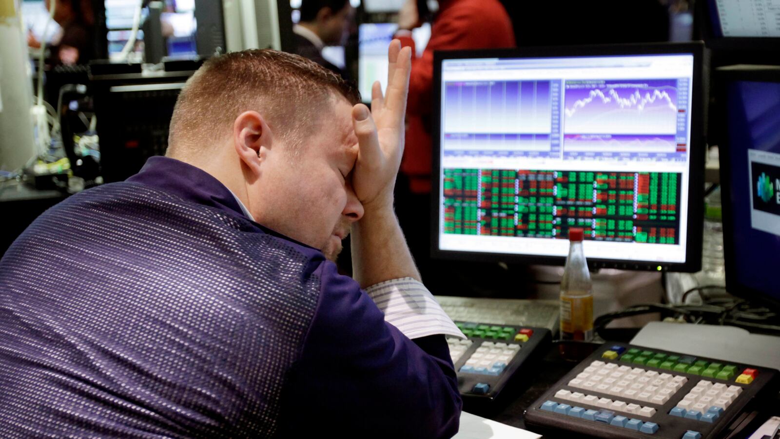 cheats/2012/11/18/fiscal-cliff-takes-toll-on-markets/dow-fiscal-cliff-cheat_hmbckg