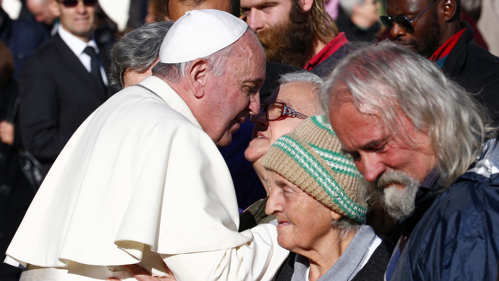 cheats/2014/12/18/pope-gives-sleeping-bags-to-homeless/141217-pope-homeless-cheat_kimr9c