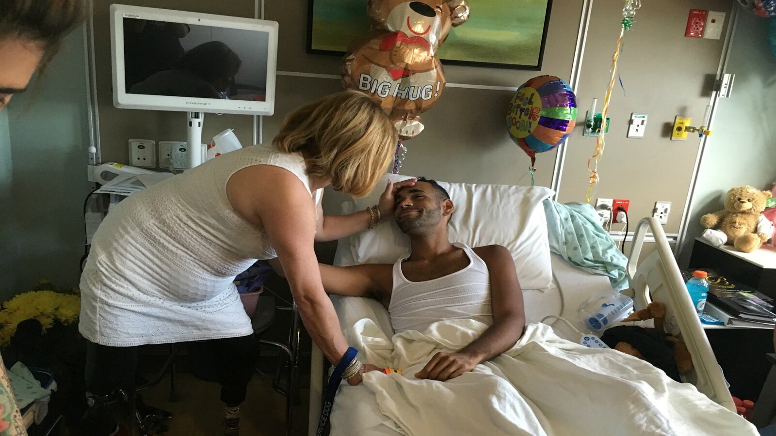 cheats/2016/06/26/boston-marathon-survivors-visit-orlando-victims/160627-boston-survivors-orlando-cheat_wqnglb