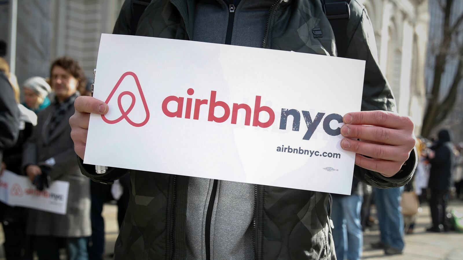 cheats/2016/12/03/airbnb-drops-lawsuit-against-nyc/161203-nyc-airbnb-lawsuit-dropped-cheat_ypgzv6