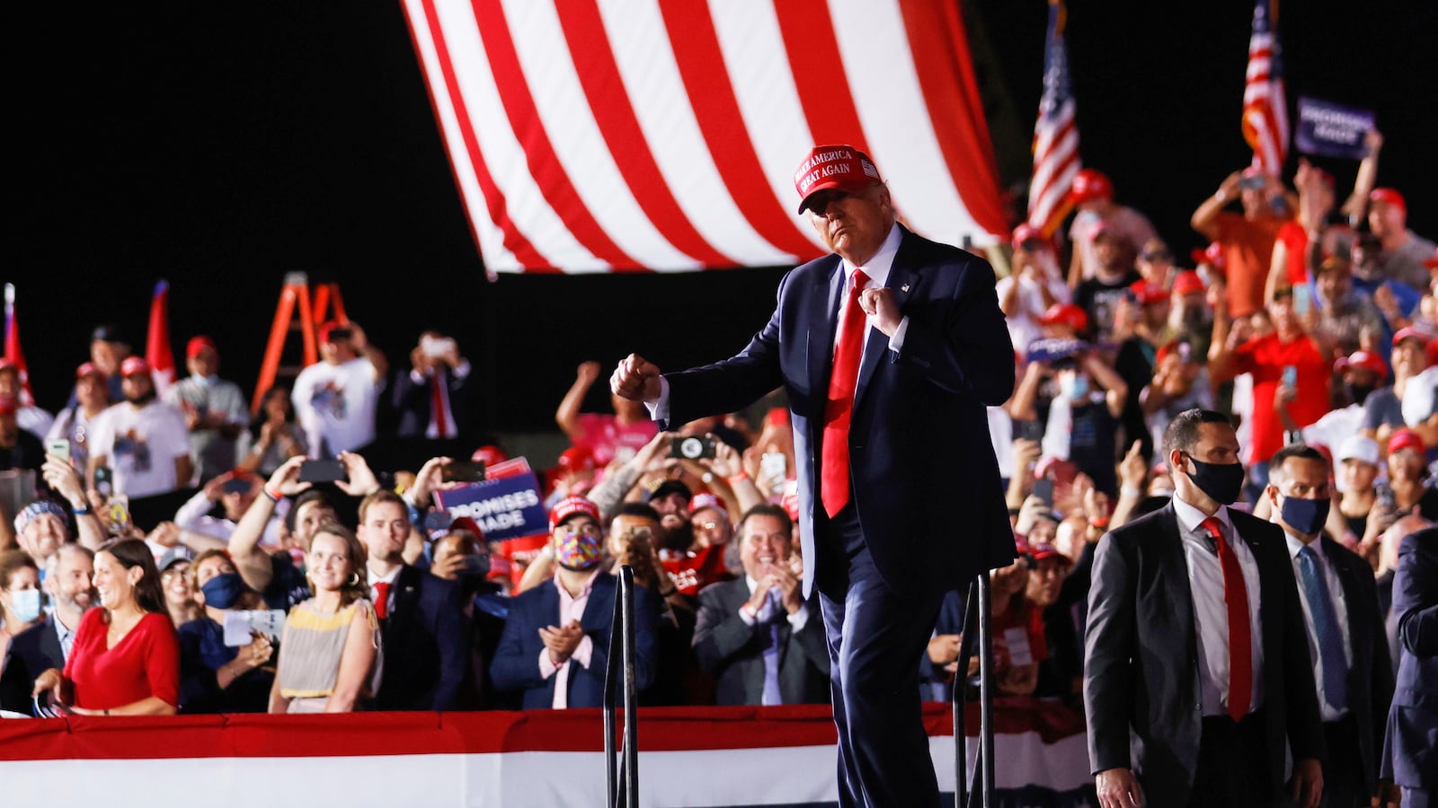 2020-11-02T060641Z_78931207_RC2UUJ90HR1D_RTRMADP_3_USA-ELECTION-TRUMP_xa2ey3