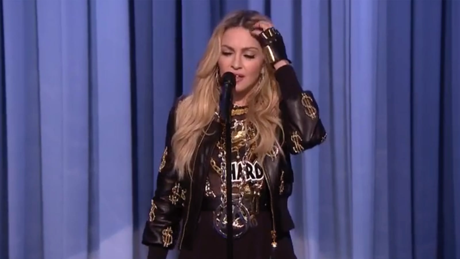 articles/2015/04/10/madonna-does-stand-up-comedy/150410-viralvid-madonna-tease_fqmhp0