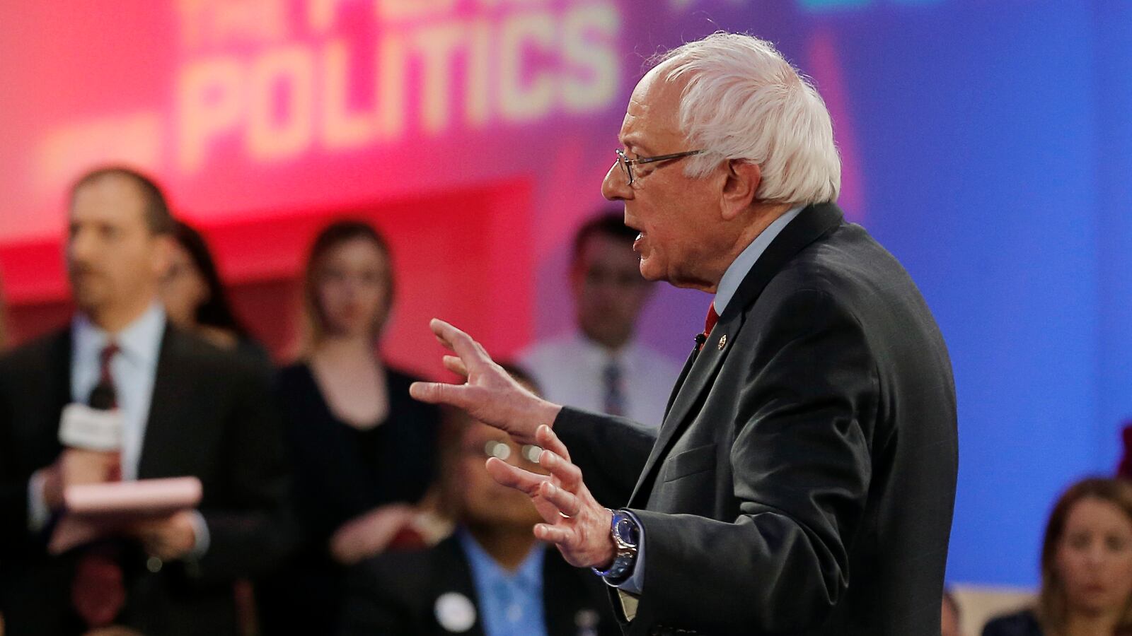 articles/2016/02/19/bernie-sanders-is-low-energy-in-las-vegas/160218-tomasky-townhall-tease_mzvmed