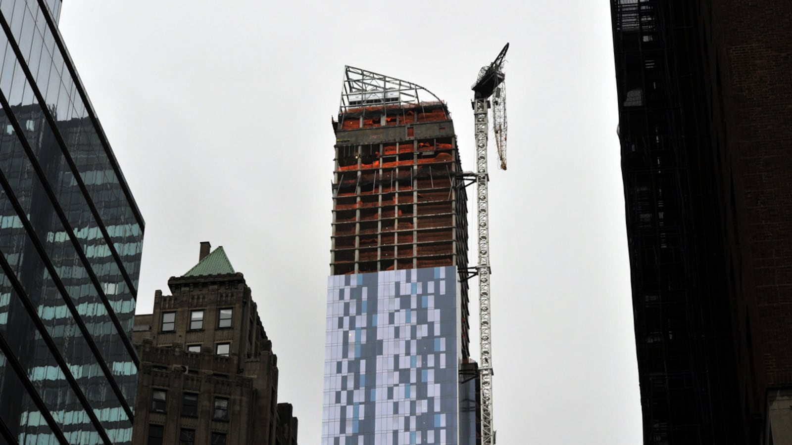 articles/2012/11/01/fleeing-the-dangling-boom-of-doom-skyscraper-crane-atop-one57th/dangling-crane-gross-tease_bjfo7x