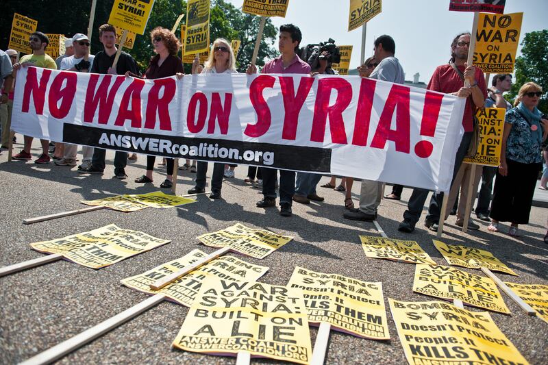 galleries/2013/09/02/president-obama-s-syria-decision-making-photos/130901-wh-protest-signs_hikbce