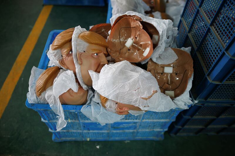 galleries/2016/05/27/inside-the-factory-making-trump-masks/160527-trump-mask-factory-08_trq9xb