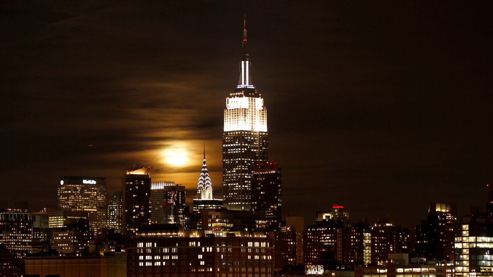 articles/2013/10/02/empire-state-building-sells-shares-to-the-public/131002-empire-state-tease_jjecim