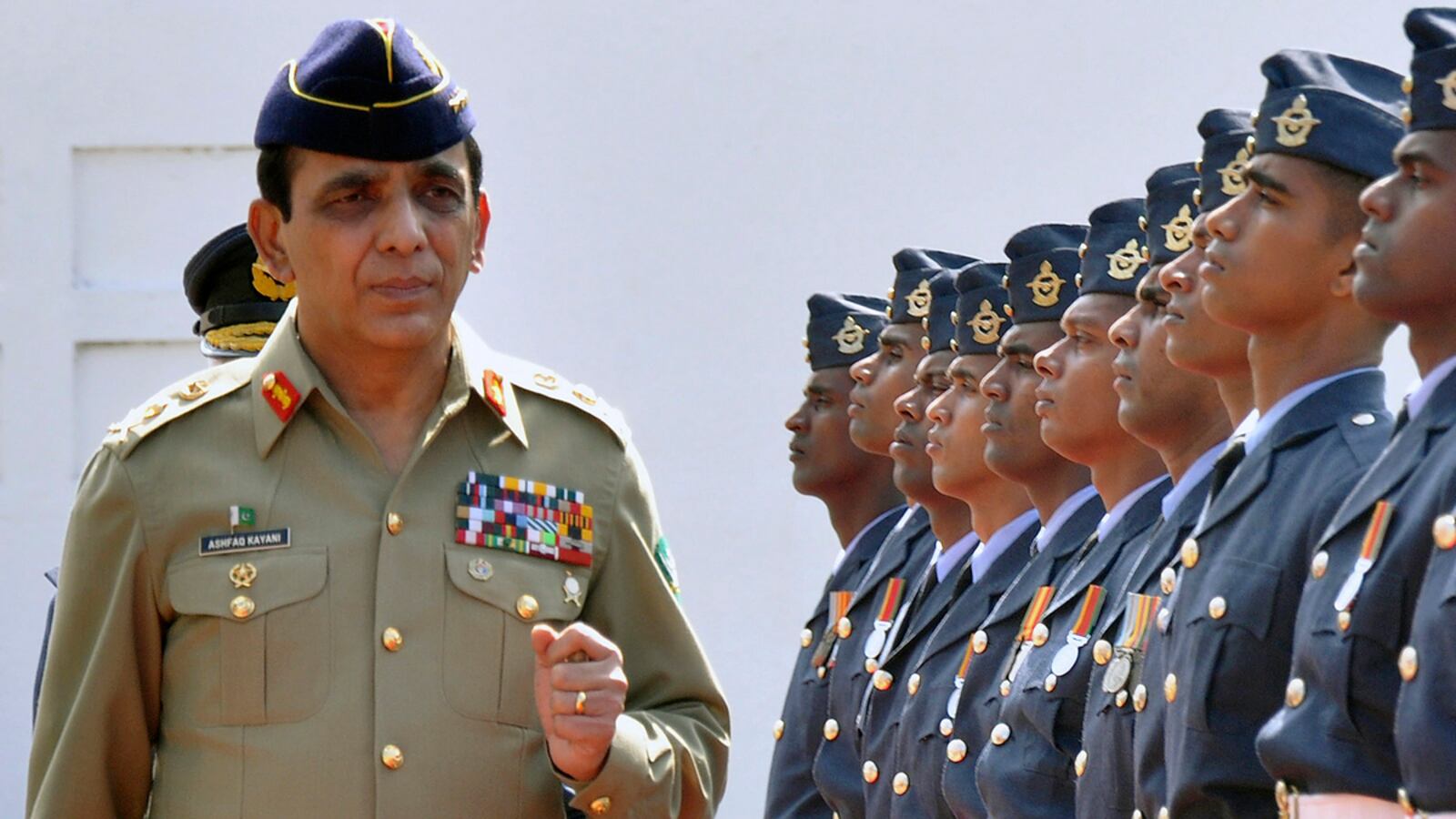 cheats/2011/06/16/pakistan-general-ashfaq-kayani-fights-for-job/general-ashfaq-kayani-cheat_fnjkor